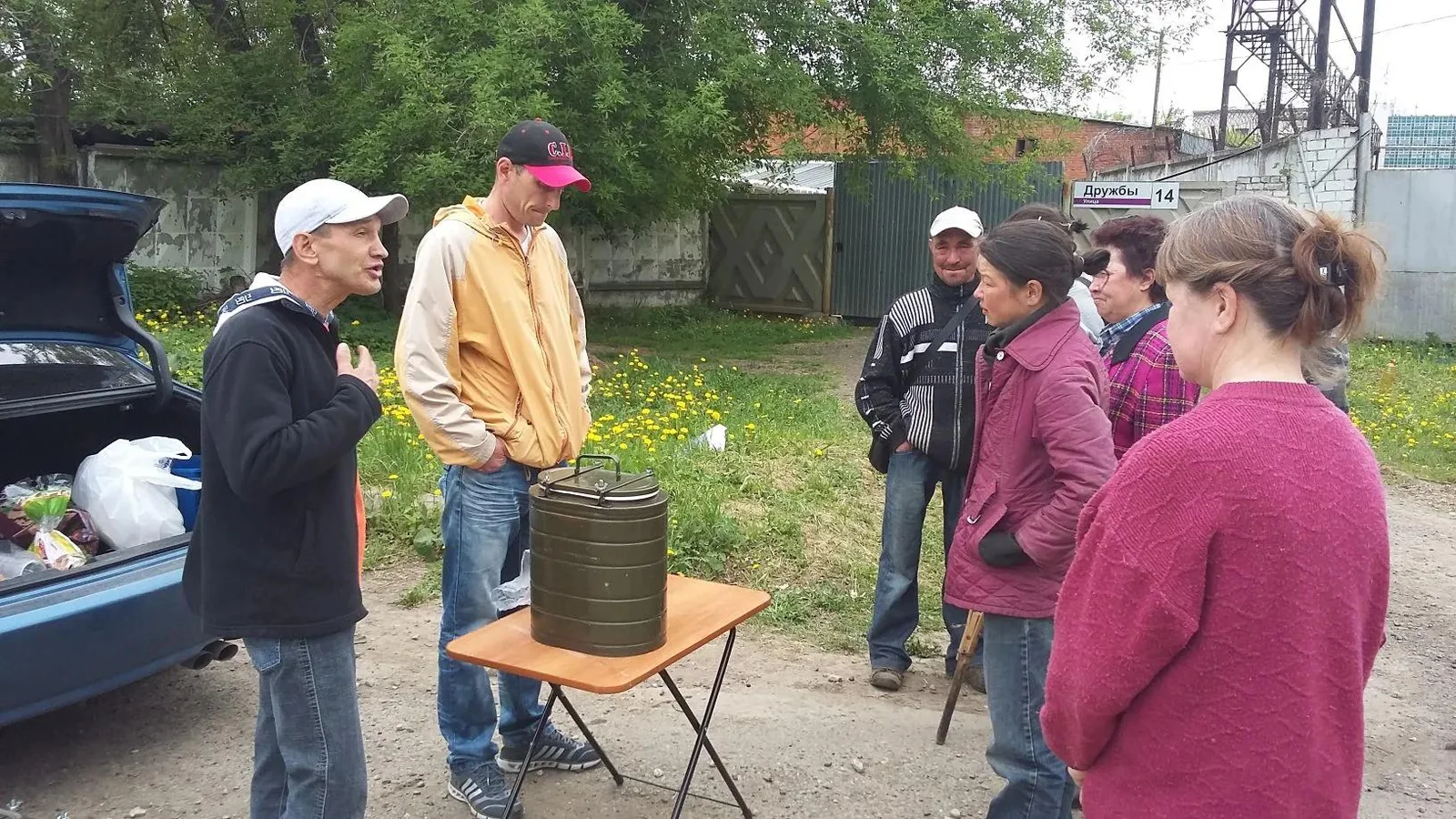 Участники церкви разговаривают с жителями города