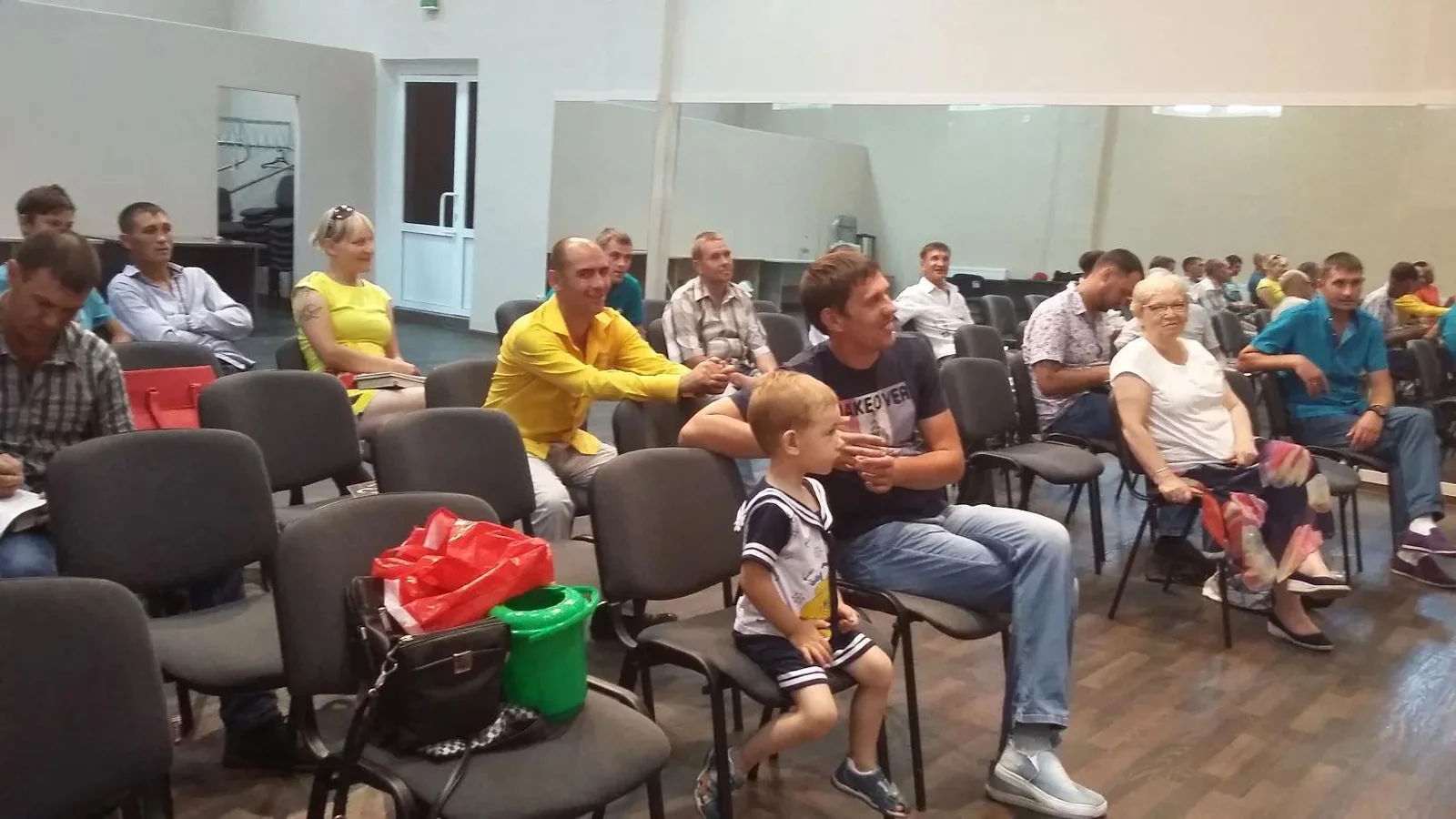 Люди собрались на встречу церкви
